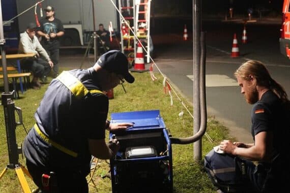 THW-Helfer bei nächtlichem Einsatz: Stromversorgung, Beleuchtung und Unterstützung nach Stromausfall in Berlin.