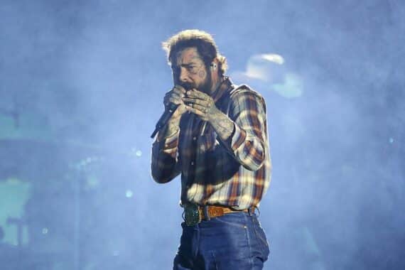 Post Malone auf der Bühne, Fans jubeln, Stadion voll, Aufregung vor dem Konzert.