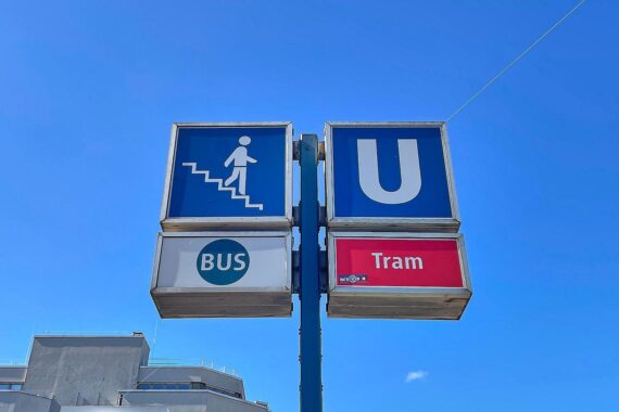 Städtische Verkehrsmittel, Baustellen, Straßensperrungen, Menschenmengen, Umleitungssymbole, Informationsschilder, betroffene Autobahn.