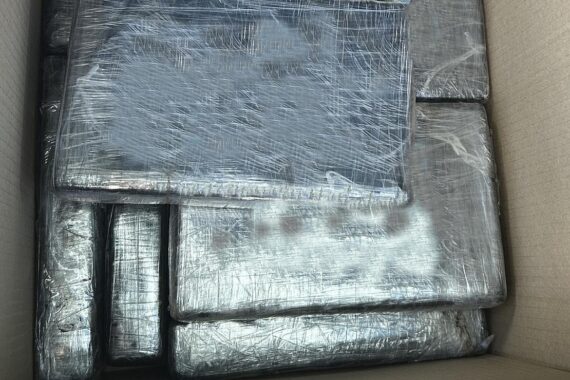 Ein Auto mit Kokainblöcken im Kofferraum, Zollbeamte bei Kontrollen. Drogenfund nach Kontrolle.