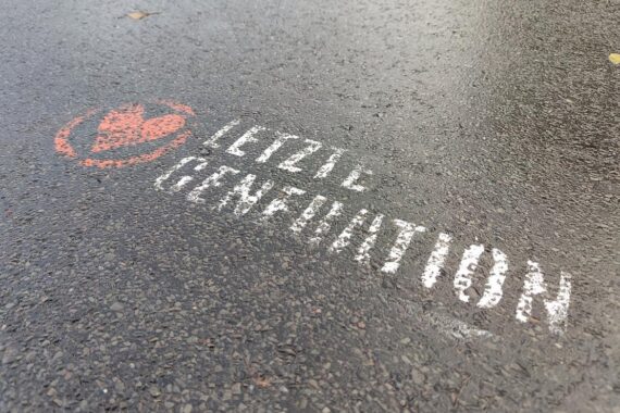 Logo der "Letzten Generation" vor Gericht, Symbol für Protest und Klimaschutz.