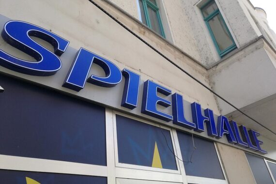 Pressekonferenz zur Aufklärung über Glücksspielsucht mit Betroffenem im Alb-Donau-Kreis.