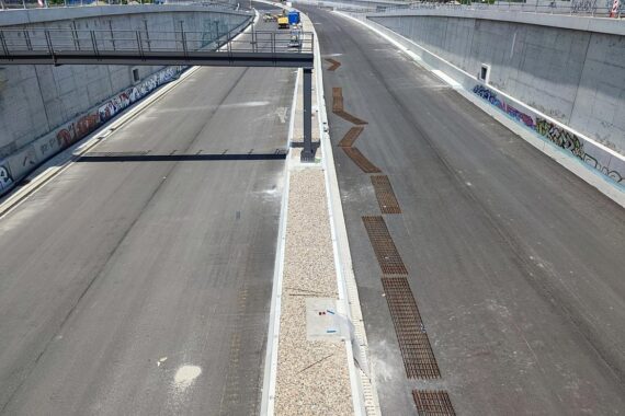 Baustelle A100 mit Verkehrsstau und Verkehrssignalen, Menschen und Fahrzeugen in Bewegung.