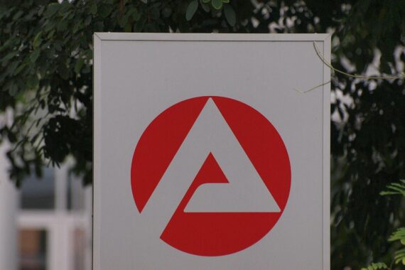 Arbeitslose im Saarland sinken; dennoch mehr Menschen ohne Job im Vorjahresvergleich.