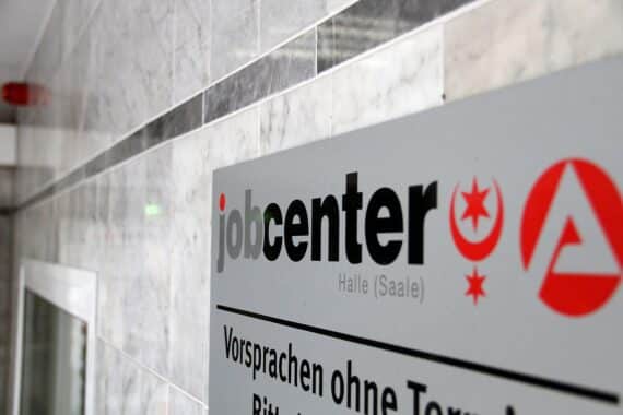 Jobcenter in Halle mit arbeitslosen Menschen und Statistiken zur Arbeitslosigkeit in Sachsen-Anhalt.