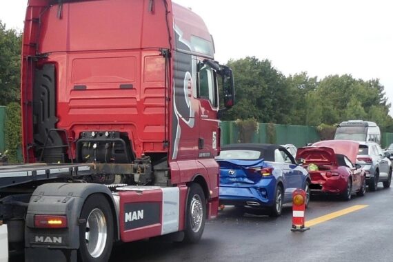 Lkw-Unfall auf Autobahn 27: vier Fahrzeuge, zwei Verletzte, hoher Sachschaden, Baustelle.