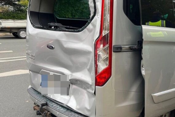 Ein beschädigter PKW nach Auffahrunfall; Polizei und Verletzte in Bielefeld-Stieghorst.