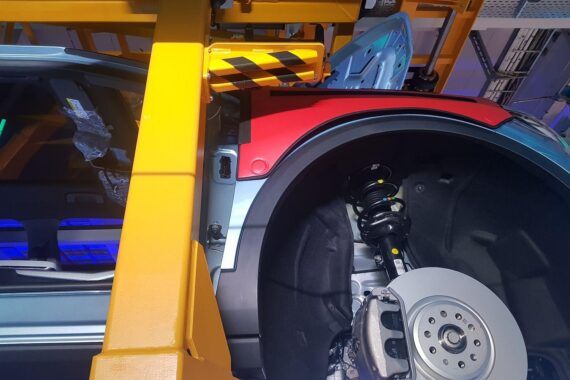 Ein Bild von einer leeren Autofabrik zeigt symbolisch drohende Arbeitsplatzverluste in der Automobilindustrie.