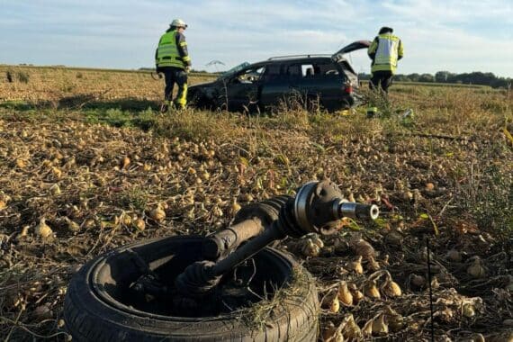 Das Bild zeigt ein verunfalltes Auto auf einem Acker nach einem schweren Unfall.