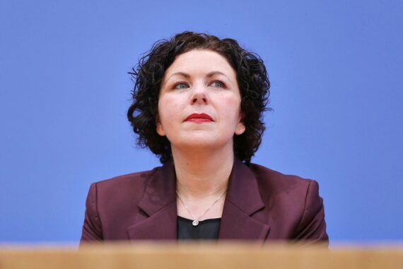 Amira Mohamed Ali spricht gegen Koalition mit der AfD, betont politische Klarheit und Vertretung.
