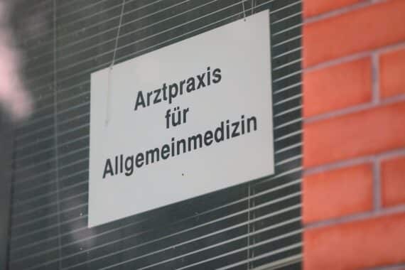 Arztpraxis, Menschen im Gespräch, Gesundheitsversorgung, Sorge um Beitragserhöhungen, Reform der Krankenkassen.