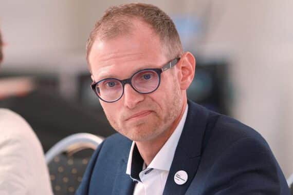 Dresdner Politiker kritisiert Plakate, fordert bessere Unterstützung für pflegende Angehörige in Sachsen.