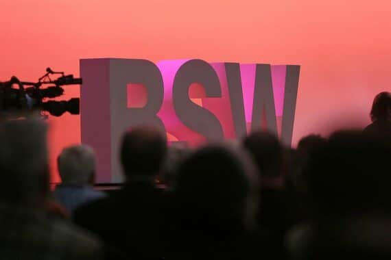 BSW-Logo auf Hintergrund von Krankenhäusern und Schulen, symbolisiert Gesundheits- und Bildungsinvestitionen in Brandenburg.