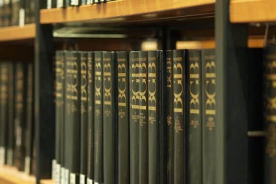 Rechtsliteratur in Bibliothek, symbolisiert juristische Weiterbildung und Digitalisierung im Rechtswesen.