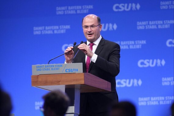 Albert Füracker fordert Erhöhung der Erbschaftsteuer-Freibeträge zur Entlastung der Bürger in Bayern.