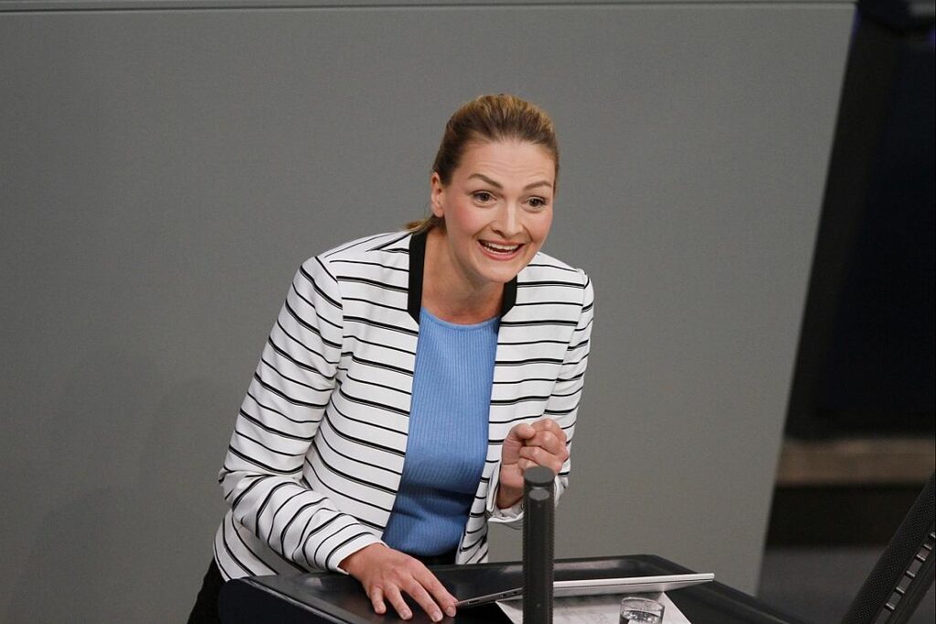 Bayerns Gesundheitsministerin begrüßt Krankenhausneubau-Eröffnung in Sulzbach-Rosenberg