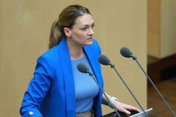 Judith Gerlach spricht über KI im Gesundheitswesen auf der Bayerischen KI-Konferenz in München.