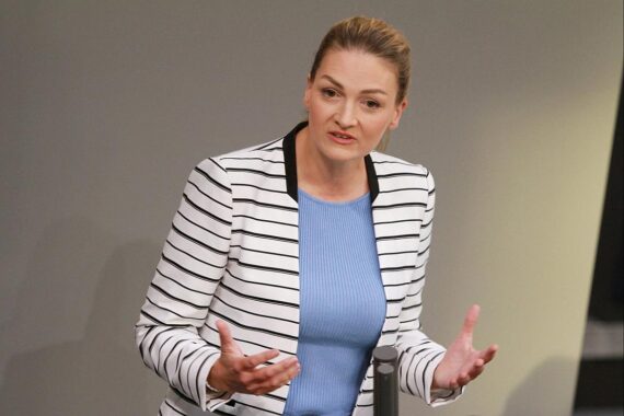 Judith Gerlach präsentiert innovative Gesundheitslösungen und internationale Kooperationen für Bayerns digitale Transformation.