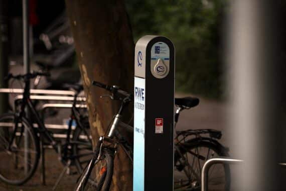 Elektroauto-Ladestation in Bergisch Gladbach, symbolisiert den Ausbau nachhaltiger Mobilität und Infrastruktur.