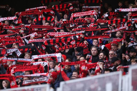 Leverkusener Fans jubeln, während der neue Trainer Kasper Hjulmand vorgestellt wird.