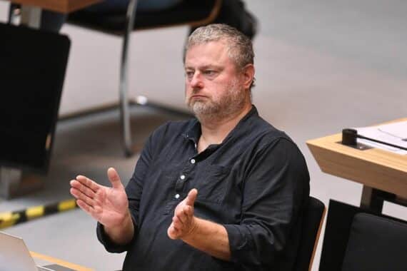 Steffen Zillich kritisiert Verzögerungen bei Grundsteuer C im Berliner Abgeordnetenhaus.