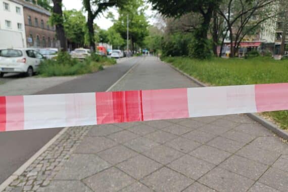 Bild zeigt Polizeiabsperrung, symbolisiert Unsicherheit durch anhaltende Bombenfunde im Osnabrücker Lokviertel.