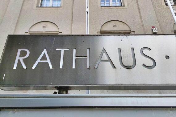 Rathaus in Potsdam mit Symbolik für Investitionen in kommunale Infrastruktur und Entwicklung.