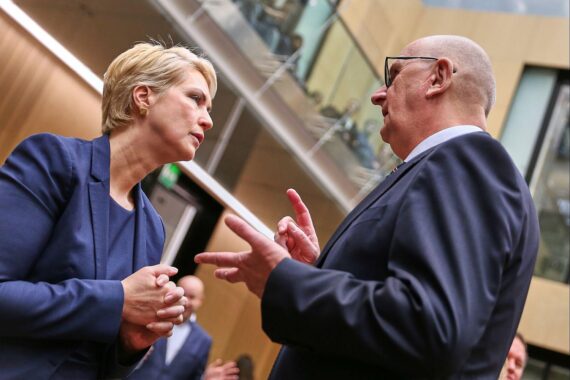 Zusammenarbeit der Landesregierungen in Verkehr, Energie und Hochwasserschutz bei Kabinettssitzung.