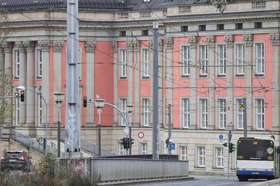 Brandenburgischer Landtag mit Fokus auf Infrastrukturprojekte und Klimaschutz für Kommunen.