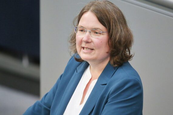 Andrea Lübcke sagt: "Ökologische und soziale Standards sind bei Industrieansiedlungen unerlässlich."