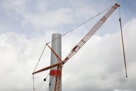 Windrad im Bau, symbolisiert Moratorium für Windkraftprojekte in Brandenburg, Planung und Kontrolle erforderlich.