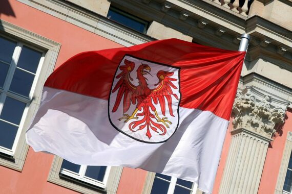 Landtag Brandenburg mit Karten von flächengrößten Gemeinden und Statistiken als Hintergrund.