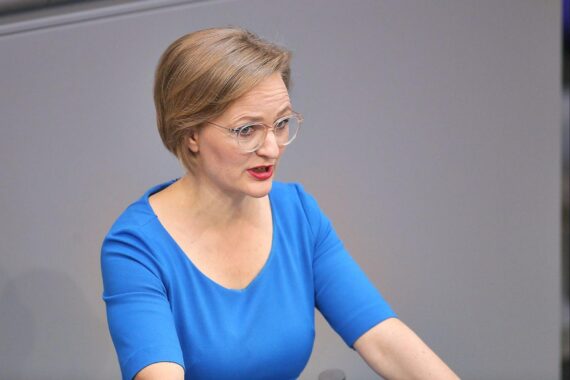Franziska Brantner fordert deutsche Regierung zu Einheit und Handeln im Gazakonflikt auf.