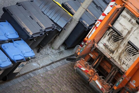 Müllabfuhrfahrzeug auf der Straße, Symbol für neue Abfallwirtschaftsstrategie in Braunschweig.