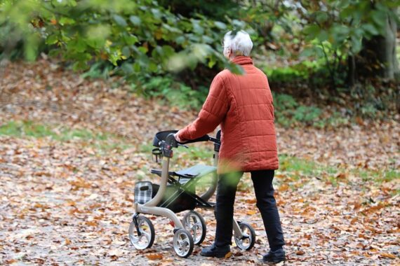 Seniorin in herzlicher Atmosphäre, die an gemeinschaftlichen Aktivitäten zur Bekämpfung von Altersarmut teilnimmt.
