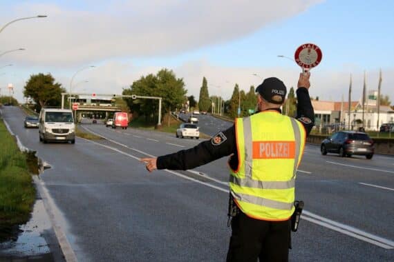 Polizisten kontrollieren Fahrzeuge, dokumentieren Verstöße, erhöhen Verkehrssicherheit in Bremerhaven.