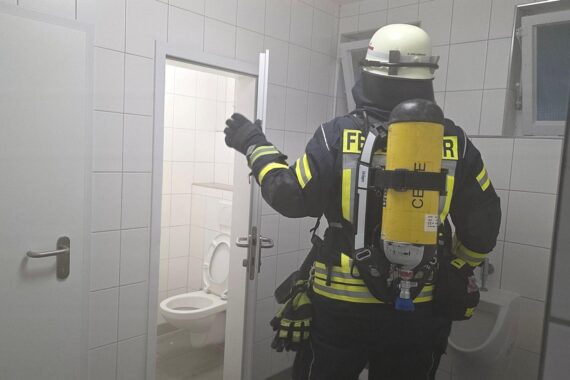 Brennende Toilettenpapierrolle verursacht Feuerwehreinsatz in Celles öffentlicher Toilette. Verletzt wurde niemand.