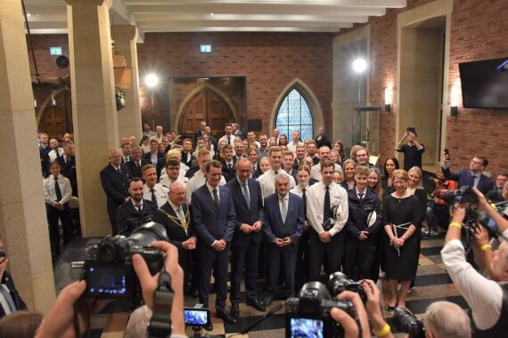 Bundeskanzler Merz begrüßt neue Polizeikräfte im Historischen Rathaus von Münster.