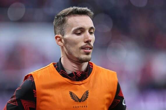 Bayer Leverkusen gewinnt 3:1 gegen Eintracht Frankfurt; Grimaldo glänzt mit Freistoß und Tor.