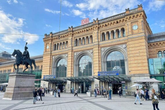 Hannover Hauptbahnhof: Polizei überprüft Mann mit täuschend echter Softairpistole aus dem ICE.