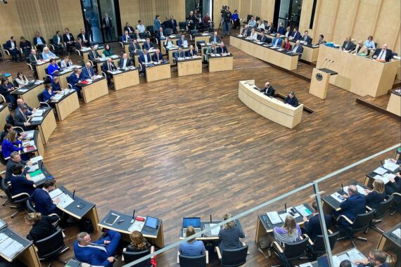 Sitzung des Bundesrates: Politiker diskutieren Bundeshaushalt 2025, Investitionen und Neuverschuldung im Fokus.