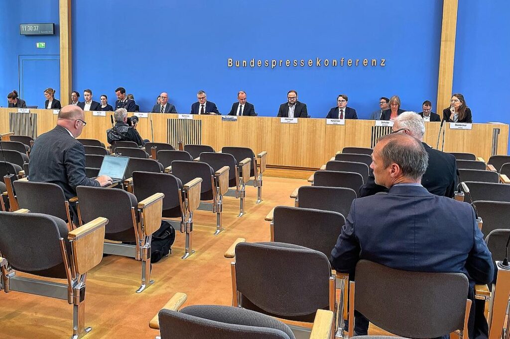 Bundesregierung blickt unbesorgt auf Vertrauensfrage in Paris