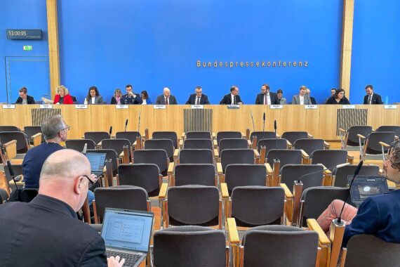 Regierungssprecher Stefan Kornelius während der Pressekonferenz zur Reaktion auf Trumps Aussagen.