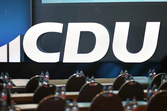 CDU-Logo vor Hintergrund kommunaler Diskussionen zur Mittelverteilung in Nordrhein-Westfalen.