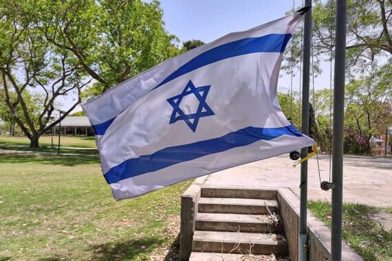 Israelische Fahne im Kibbuz symbolisiert Unterstützung und Solidarität mit Israel in schwierigen Zeiten.