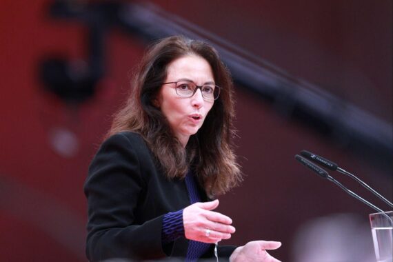 Yasmin Fahimi spricht über Vermögensabgabe für Milliardäre zur Stärkung der Sozialsysteme.