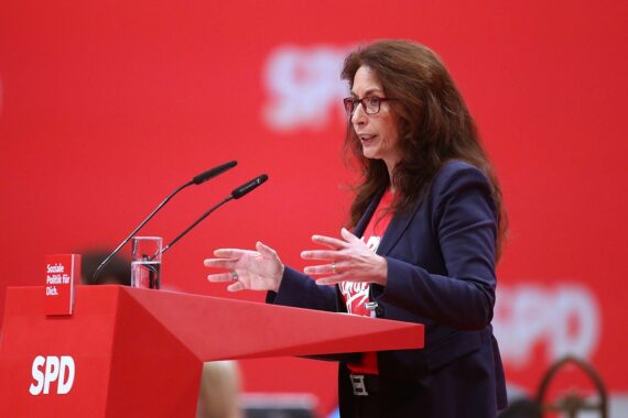 Yasmin Fahimi spricht zur Kritik am Tariftreuegesetz, betont Fairness und Ordnung.