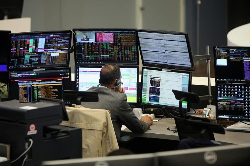 Dax schließt nahezu unverändert – Rückversicherer vorn