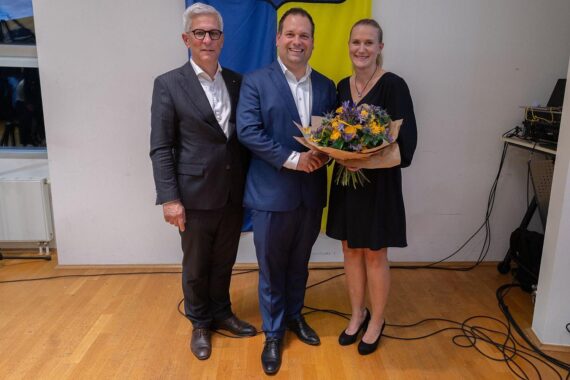 Dennis Rehbein feiert seinen Sieg als Oberbürgermeister von Hagen mit Unterstützern und Gratulanten.