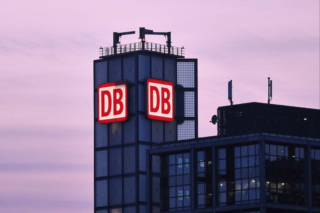 Deutsche Bahn montiert 320-Tonnen-Kran in Berliner Terminal